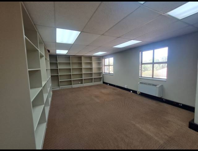 162M² OFFICE TO LET IN DUNKELD WEST